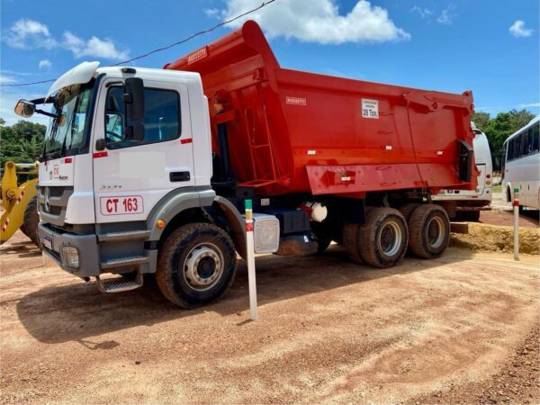 Caminhão Mercedes Benz AXOR 3131 6X4 ano 2020