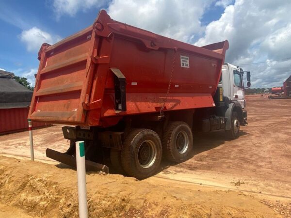 Caminhão Mercedes Benz AXOR 3131 6X4 ano 2020 - Imagem 3