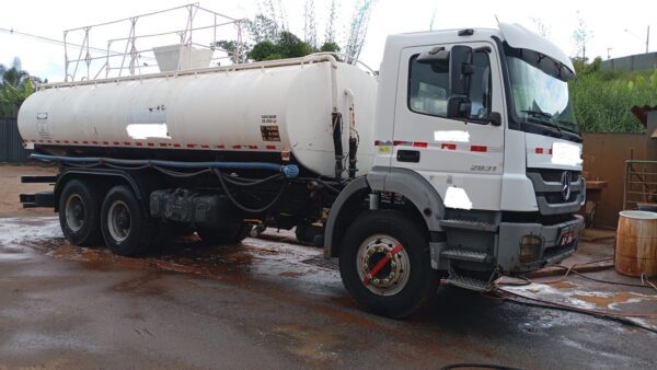Caminhão Mercedes Benz MB 2831 ano 2013