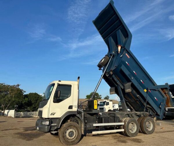 Caminhão Volvo VM330 ano 2022