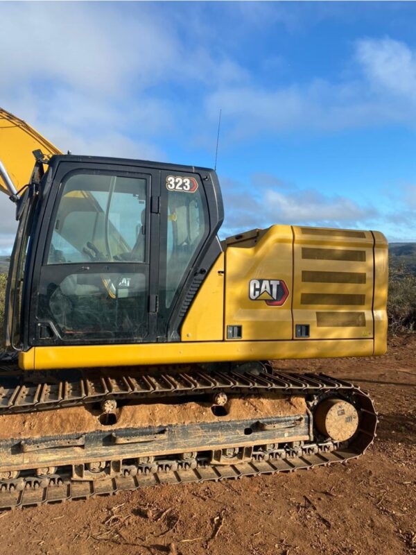 Escavadeira Caterpillar 323