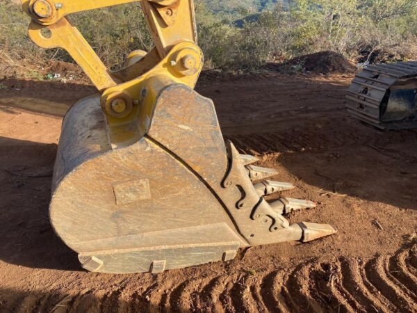 Escavadeira Caterpillar 323 - Imagem 2