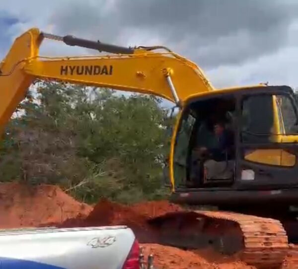 Escavadeira Hyundai R220 ano 2016