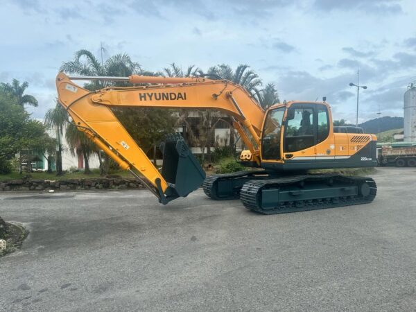 Escavadeira Hyundai R220LC-9S ano 2012