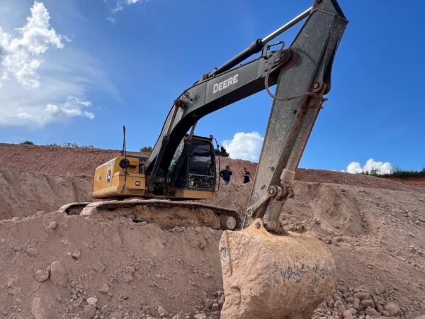 Escavadeira John Deere 210 GLC ano 2021 - Imagem 2