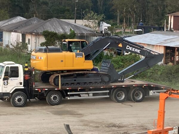 Escavadeira John Deere 210G ano 2014