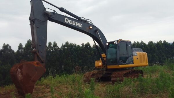 Escavadeira John Deere 210G ano 2017