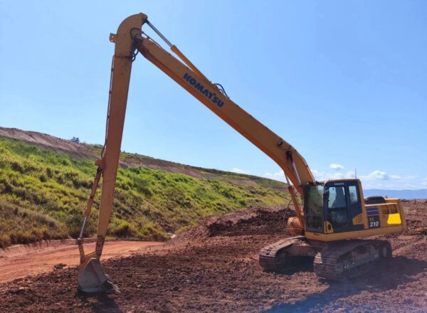Escavadeira Komatsu PC 210 ano 2023
