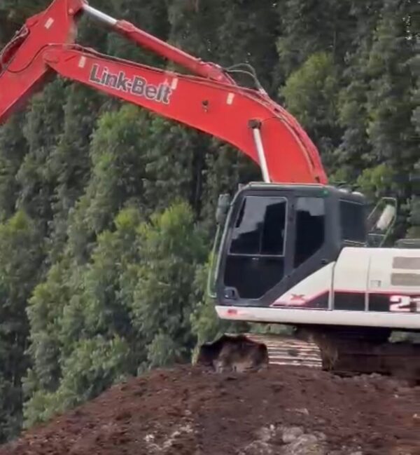 Escavadeira Link Belt 210 X2 ano 2015 - Imagem 4