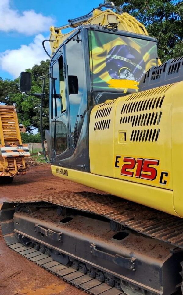 Escavadeira New Holland 215 LC ano 2016 - Imagem 2