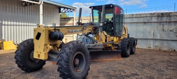 Motoniveladora New Holland RG170 B ano 2011