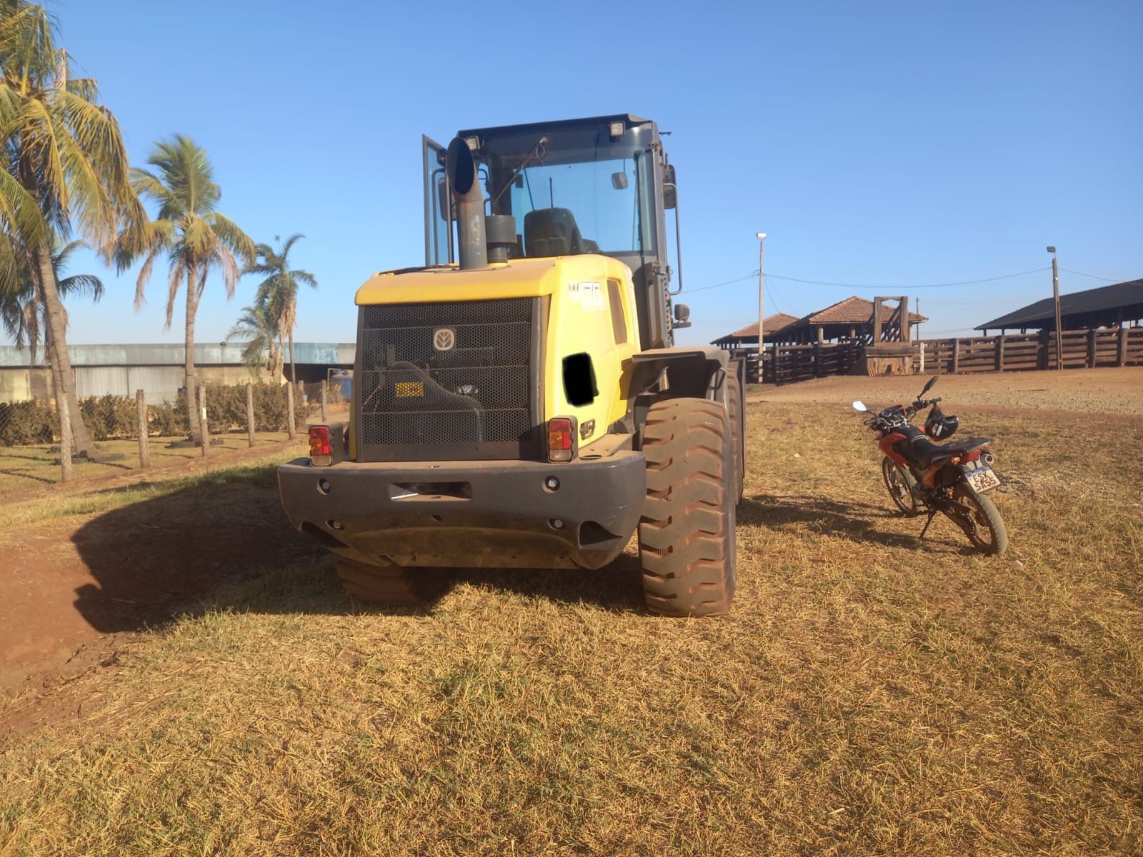 PÁ-CARREGADEIRA NEW HOLLAND W170 - Imagem 3