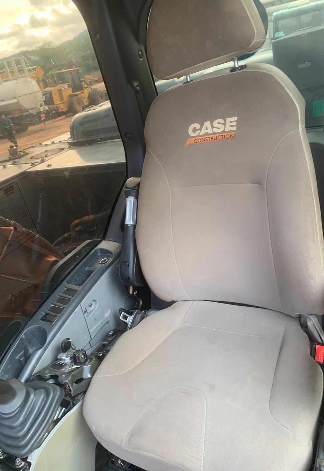 ESCAVADEIRA CASE CX220B – OPORTUNIDADE - Imagem 4