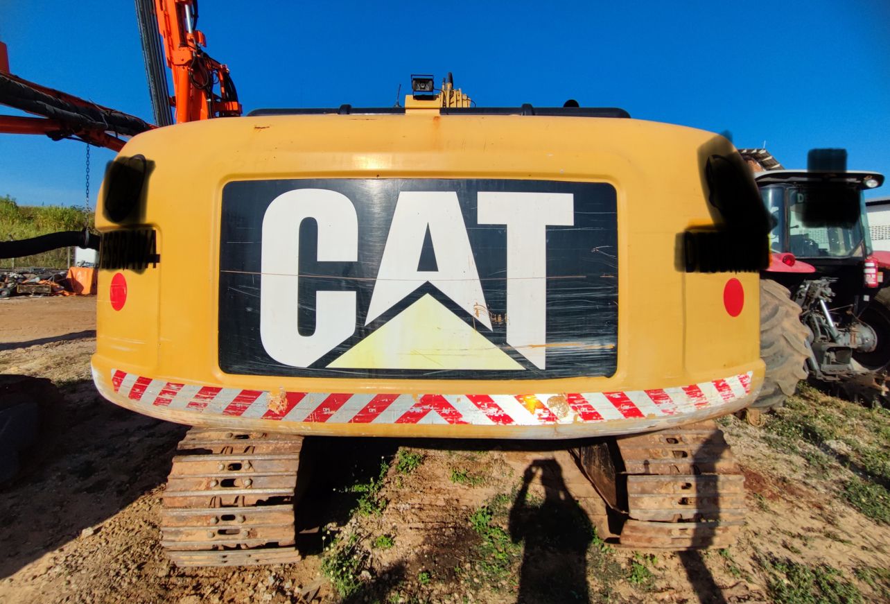 ESCAVADEIRA HIDRÁULICA DE ESTEIRAS – CATERPILLAR 320D - Imagem 3