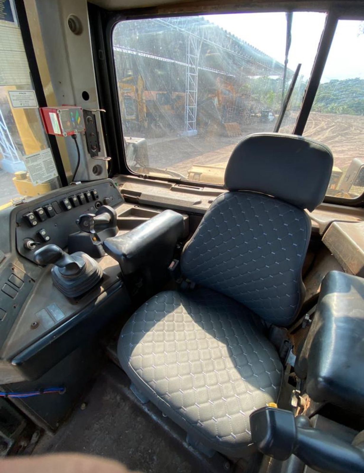 TRATOR DE ESTEIRAS CATERPILLAR D8T - Imagem 6