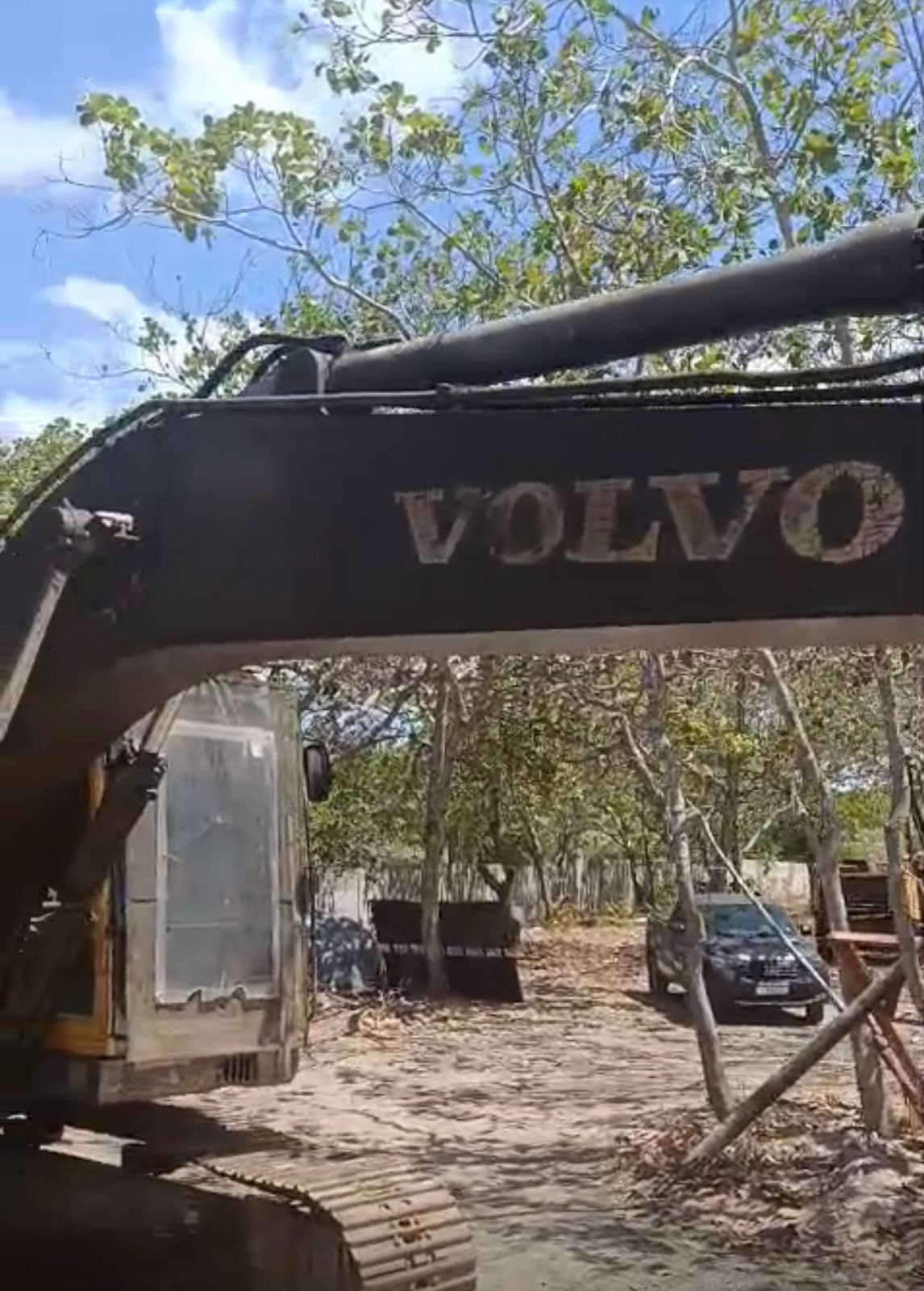 ESCAVADEIRA VOLVO EC210BLC – 2014 - Imagem 3