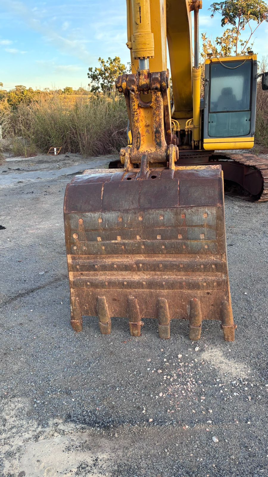 ESCAVADEIRA KOMATSU PC200 - Imagem 4