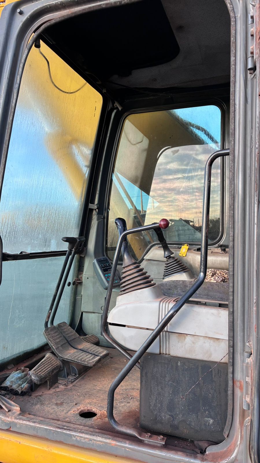 ESCAVADEIRA KOMATSU PC200 - Imagem 8